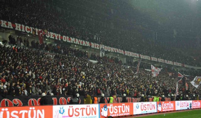 Taraftarıyla rekor kıran Eskişehirspor, liderlik koltuğuna oturdu