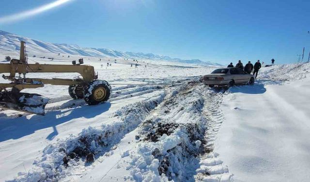 Tarlaya uçan araç kurtarıldı