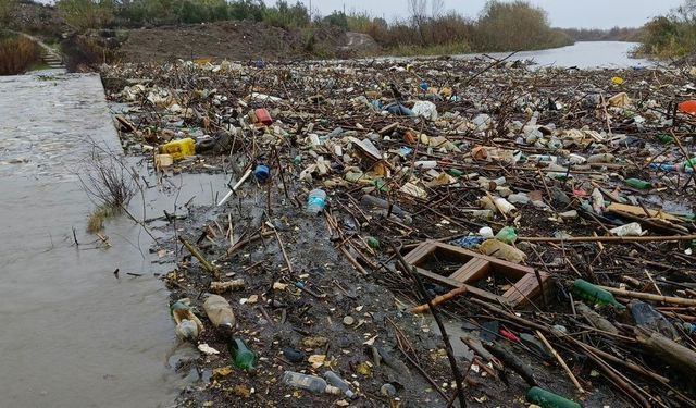 Taşköprü’deki çöp sorunu, tarihi yapıyı tehdit ediyor