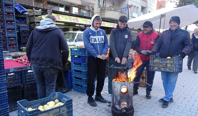 Tavşanlı pazarcıları soğuğa meydan okuyor