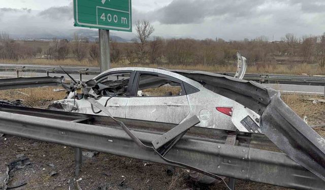 TEM’de bariyerlere ok gibi saplanan aracın motoru ve tavanı koptu