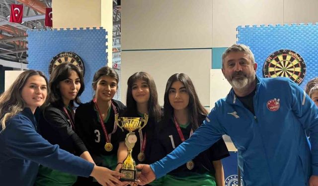 Tercan Anadolu Lisesi kız dart takımı birinci oldu