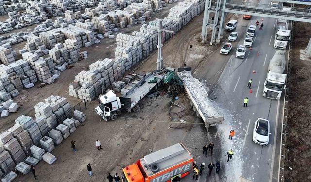 Tır kazasında hayatını kaybeden sürücünün yakını “Belki yaşıyordur abi” diyerek gözyaşlarına boğuldu