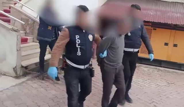 Tırın dorsesinden 26 kaçak göçmen çıktı, 2 göçmen kaçakçısı tutuklandı