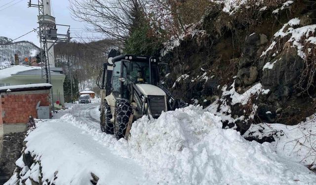 Trabzon’da kar nedeniyle kapanan mahalle yolları açılıyor