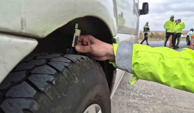 Trafik ekiplerinden sıkı denetim: Kış lastiği olmayan yandı