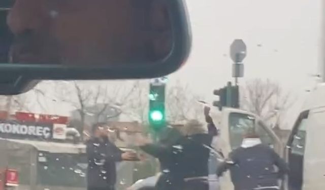 Trafikte sürücülerin kavgası kameraya yansıdı