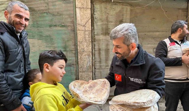 Türk yardım gönüllüleri Halep’te ekmek ve yemek dağıttı