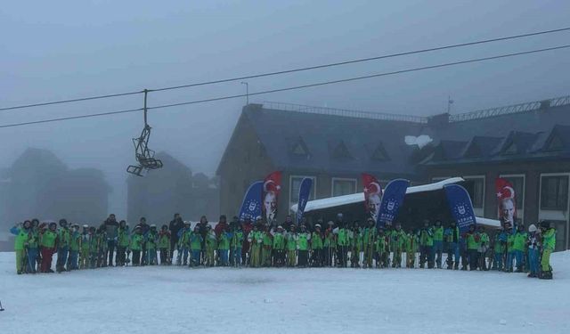 Uludağ’da öğrencilerin kayak heyecanı