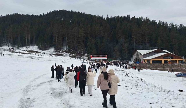 Üniversite öğrenileri Ilgaz Dağı’nda karın tadını çıkardı