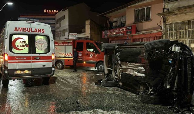 Uşak’ta otomobille çarpışan cip elektrik panosuna çarpıp devrildi: 2 yaralı