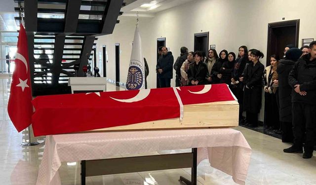 Üzerine çatıdan buz kütlesi düşen genç yaşam mücadelesini kaybetti