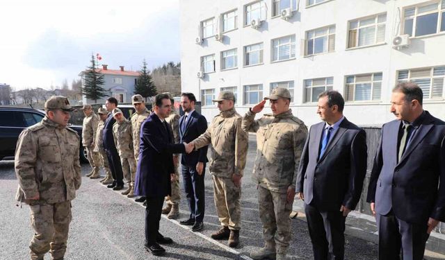 Vali Karakaya, Mehmetçik’in ailesi ile görüntülü görüştü