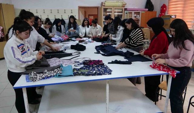 Van’da moda tasarım öğrencileri ihtiyaç sahibi olanlar için dikiyorlar