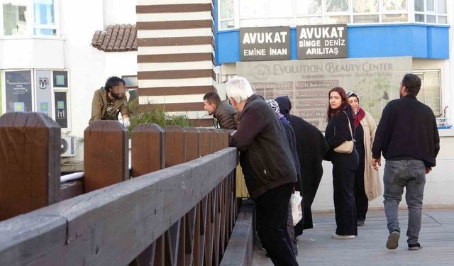 Vatandaşlar otobüs seferlerini bıraktı, üst geçide çıkan genç için seferber oldu