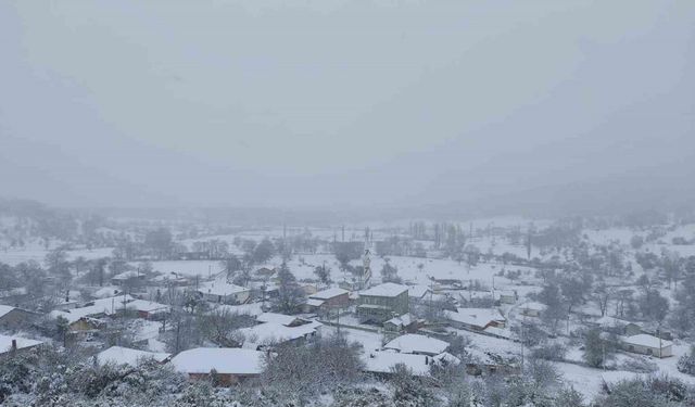 Yenice’nin yüksek kesimlerindeki dağ köyleri beyaza büründü