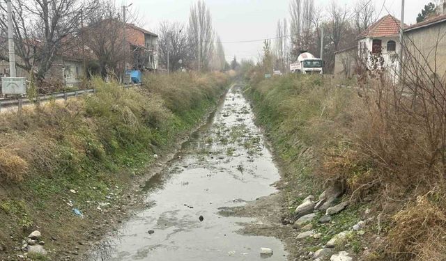 Yeşiltepe’te kanal çöplükten geçilmiyor