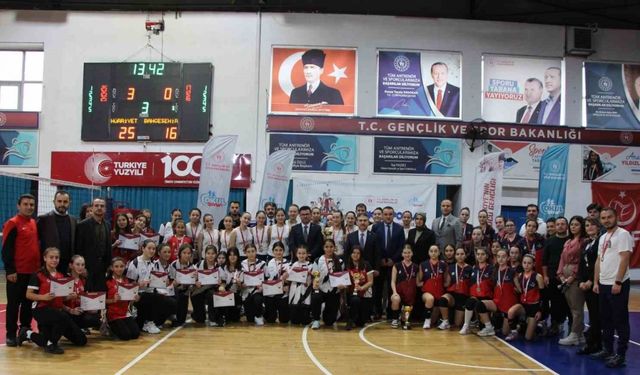 Yıldız kızlar voleybolda Hürriyet Ortaokulu birinci oldu