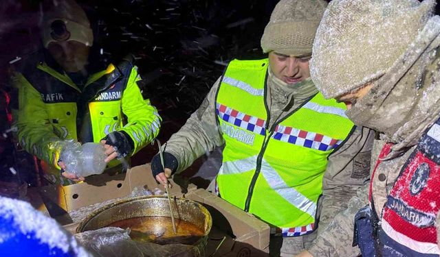 Yolda kalan tır şoförlerine sıcak çorba ikramı