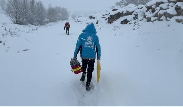 Yüksekova’da kar engeline rağmen 72 yaşındaki hasta hastaneye ulaştırıldı