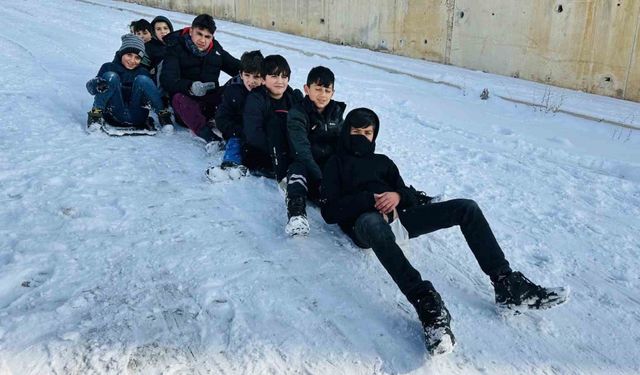 Yüksekova’da kar yağışını çocuklar eğlenceye çevirdi