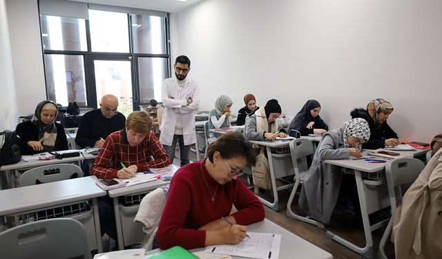 Farklı renk ve kültürlerden insanlar Türkçe’yi SAMEK’le öğreniyor