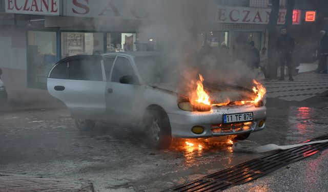 Bilecik'te seyir halindeyken yanan otomobil kullanılamaz hale geldi