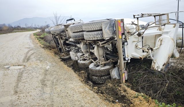 Bursa'da devrilen beton mikserinin sürücüsü yaralandı