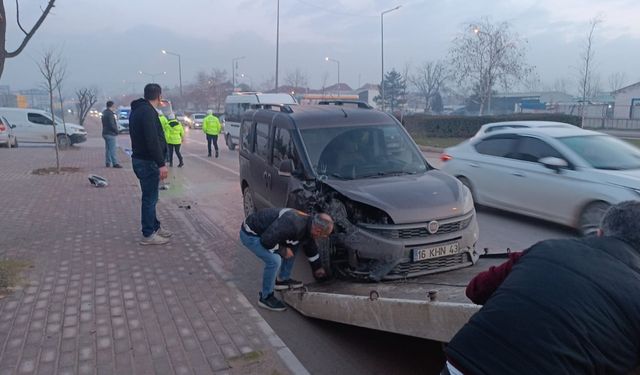 Bursa'da hafif ticari araçla otomobilin çarpışması sonucu 1 kişi yaralandı