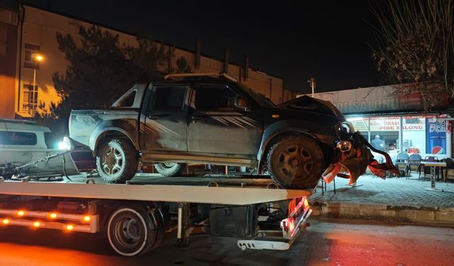 Bursa'da iki otomobilin çarpışması sonucu 3 kişi yaralandı