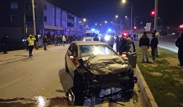 Bursa'da iki otomobilin çarpışması sonucu 5 kişi yaralandı