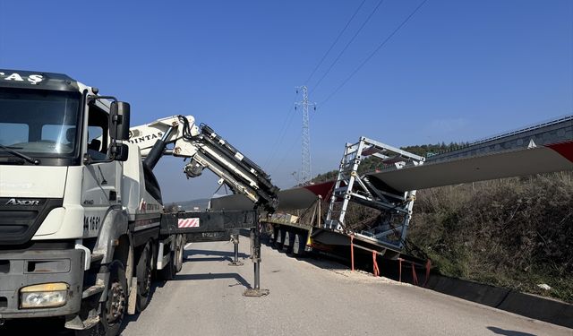 Bursa'da rüzgar türbinin kanadını taşıyan tır su kanalına düştü