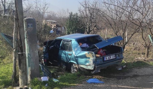 Bursa'da yol kenarındaki beton direğe çarpan otomobilin sürücüsü ağır yaralandı