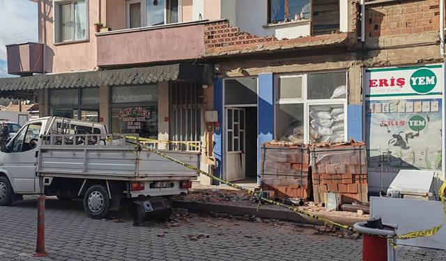 Çanakkale'de balkondan indirmeye çalıştığı buzdolabıyla birlikte düşen kişi yaralandı