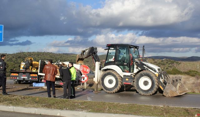 Çanakkale'de iki kamyonetin çarpıştığı kazada 1 kişi öldü, 1 kişi yaralandı