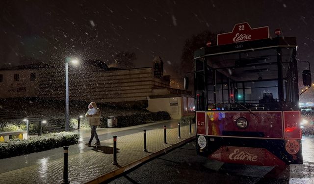 Edirne'de 4 gündür devam eden kar yağışının akşam saatlerinde etkisini yitirmesi bekleniyor