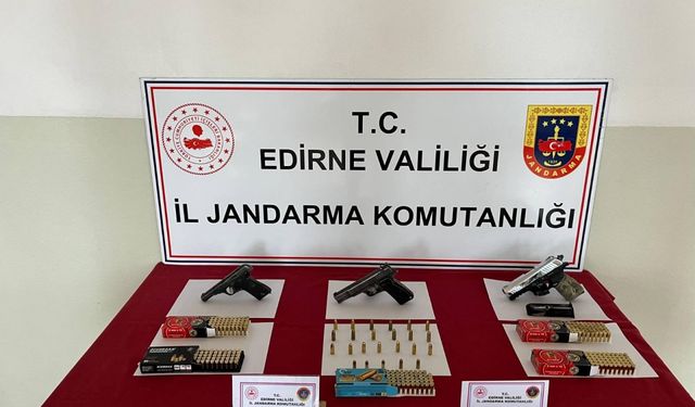 Edirne'de evinde 3 ruhsatsız tabanca bulunan şüpheli gözaltına alındı