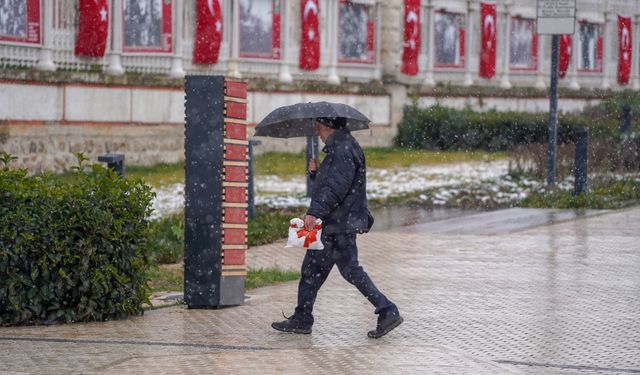 Edirne'de kar yağışı etkili oluyor