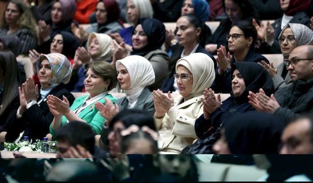 Emine Erdoğan, devlet himayesindeki çocukların sahnelediği "Altın Çağ" oyununu izledi: