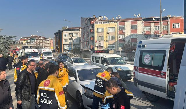 Esenler'de 2 aracın karıştığı trafik kazasında 6 kişi yaralandı