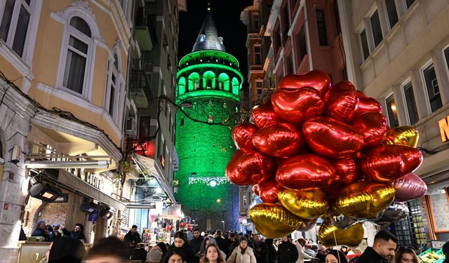 Galata Kulesi ''Serviks Kanseri Farkındalık Ayı'' kapsamında yeşile büründü