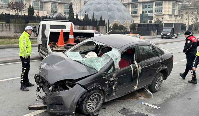 Kağıthane'de kaza yapan otomobildeki 2 kişi yaralandı