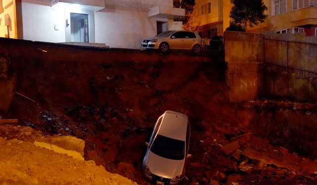 Kartal'da toprak kayması sonucu bir otomobil inşaat alanına düştü