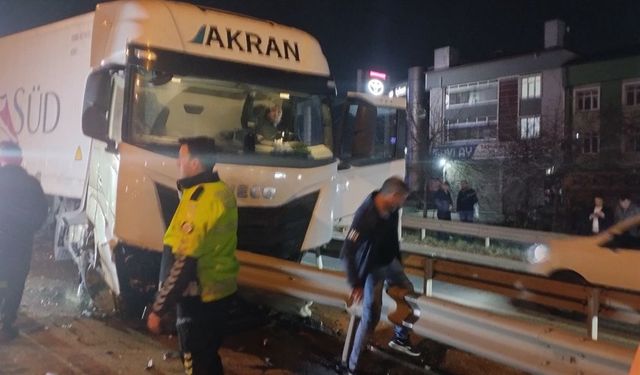 Kocaeli'de kontrolden çıkan tırın kamyonet ve otomobile çarptığı kazada 4 kişi yaralandı