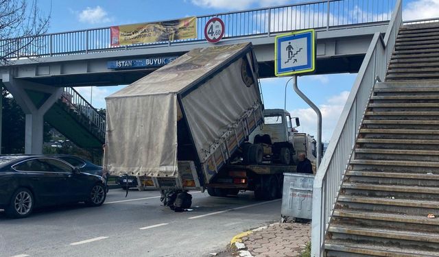 Sultanbeyli'de çekici üzerindeki kamyonun kasası üst geçide çarptı