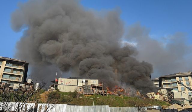 Üsküdar'da işçi konteynerlerinde çıkan yangına itfaiye müdahale ediyor