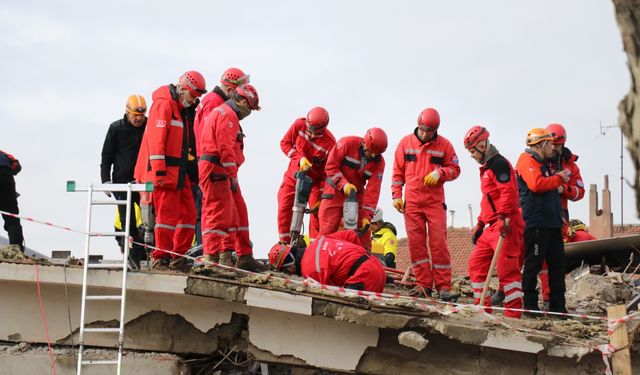 Yalova ve çevre illerden ekiplerin katıldığı deprem tatbikatı başladı