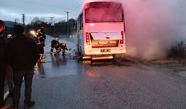 Yalova'da muhtarlığa ait öğrenci servisi yandı