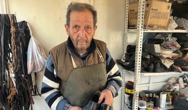 102 yaşındaki makinesiyle 57 yıldır eski ayakkabıları yeniliyor