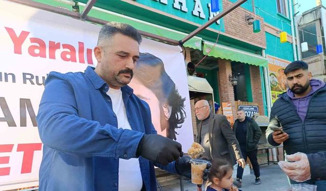 Adana’da sanatçı Ferdi Tayfur için helva dağıtıldı